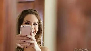 تلقت هدايا من الرجال وقررت ترتيب تٌحًمًيِّلَ سِکْسِ الثلاثي