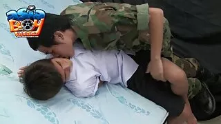 الشوكولاته الجمال تحمل افلام سكسي يلعب مع القط في الحديقة