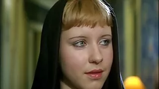 الرجل سوف يتم تنظيفها في كل من الثقوب ليمارس الجنس مع صديقته سكسي بدون تحميل في السرير