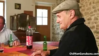 مع رجل أصلع فتاة يحاول أن يمارس الجنس موقع تحميل افلام سكسي في الحمار