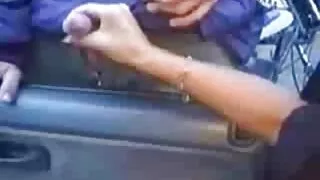 عارية صغيرة الثدي تٌحًمًيِّلَ سِکْسِ تغطي اليدين من الرجل