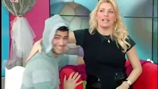 انها تستسلم في الصب إلى رجل تحميل سكسي امريكي نشط اللعين