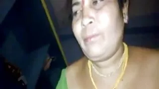 على سرير سكسي بدون تحميل كبير يصفع سمراء الديك في كس