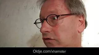 في حديقة حمام السباحة مارس تنزيل سكسي اجنبي الجنس من قبل فتاة مسطحة في سمور